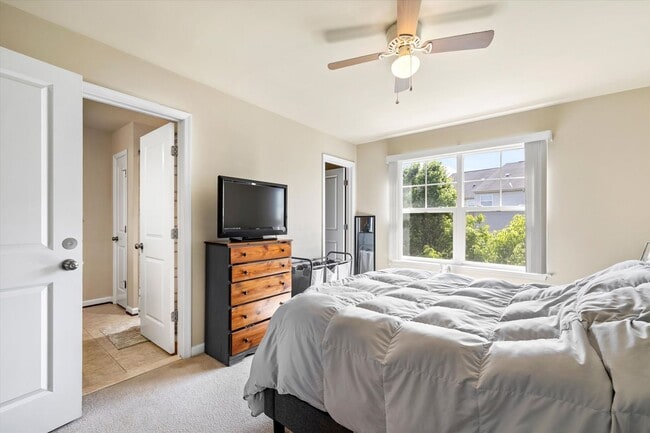 Building Photo - 3-Level Townhome in Woodstream!