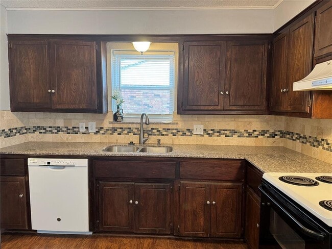 Building Photo - 13908 Jeffrey Dr