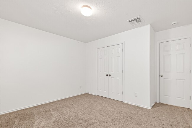Building Photo - 10 Druids Glen Pl