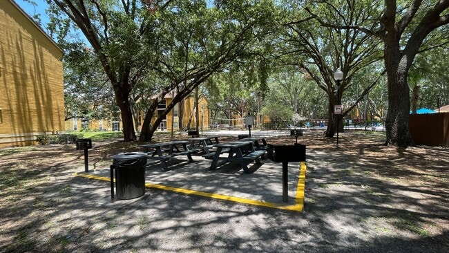 Building Photo - Prime Location! Water included! 2-bed 1-bath Condo!