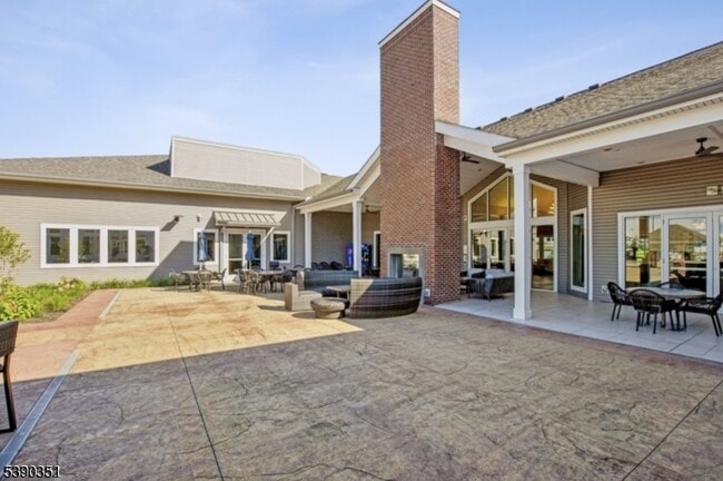 Building Photo - 2 Vanderbilt Blvd