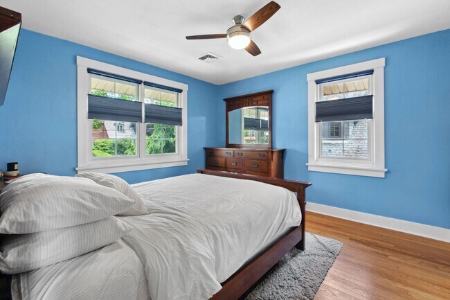Building Photo - *Beautifully Updated & Spacious 4BD/4BA Si...
