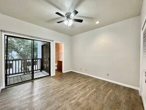 Building Photo - 2/2 Condo, Blocks from Campus and Downtown - Water and Trash Included!