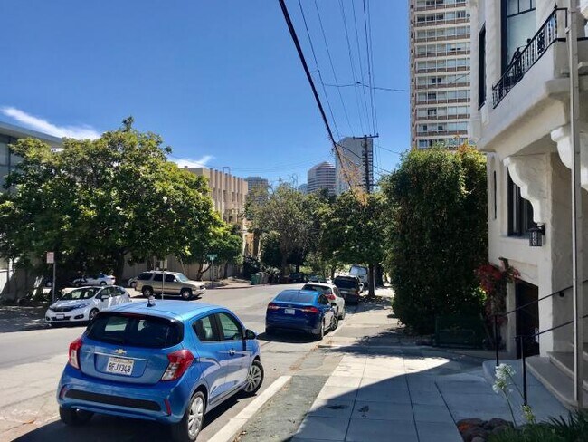 Building Photo - 1 bedroom in Oakland CA 94610