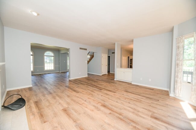 Building Photo - 5 bedroom / 2.5 bathroom Home for Rent in ...