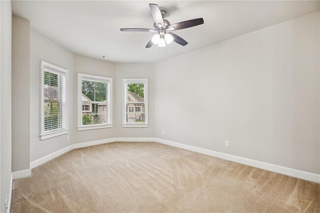 Building Photo - 5180 Mirror Lake Dr