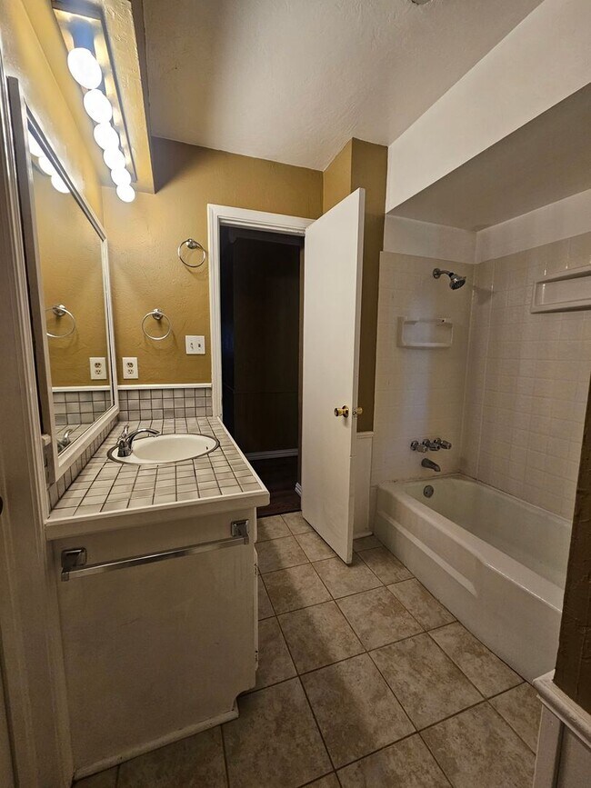 Building Photo - (3) Bed/(1.5) Bath Avail NOW! Pet Negotiable!