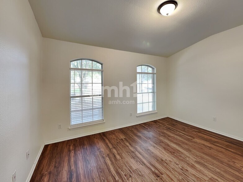 Building Photo - 2412 Hallie Ln