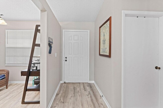 Building Photo - 1502 Pinecrest Cir