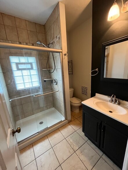 Bathroom - 1534 N Marshall St