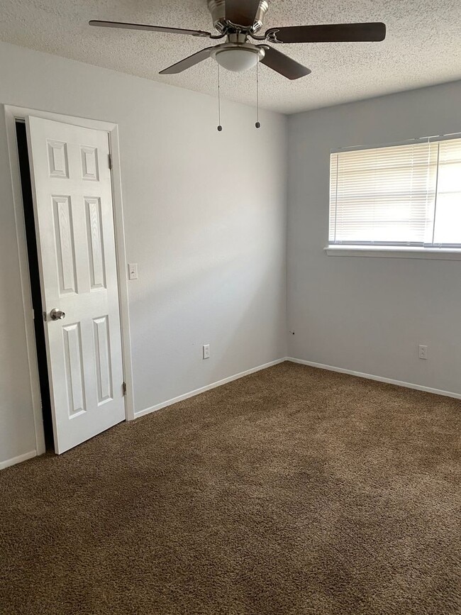 Building Photo - Spacious 4 Bedroom, 2 Bathroom over 1700 sqft. Duplex in Westridge!
