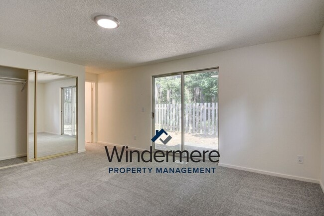 Building Photo - 4 bedroom 3 bathroom pet friendly home