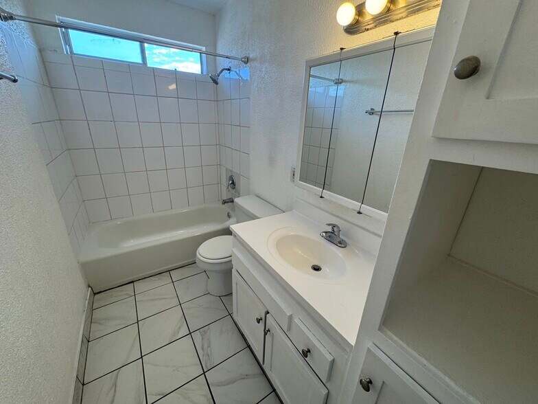 Building Photo - 4023 W 141st St