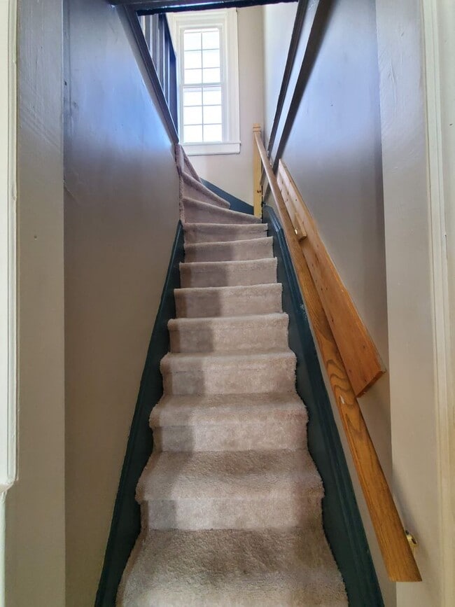 Building Photo - Large Single Family House Available Soon 3 Bed 1.5 Bath close to 490