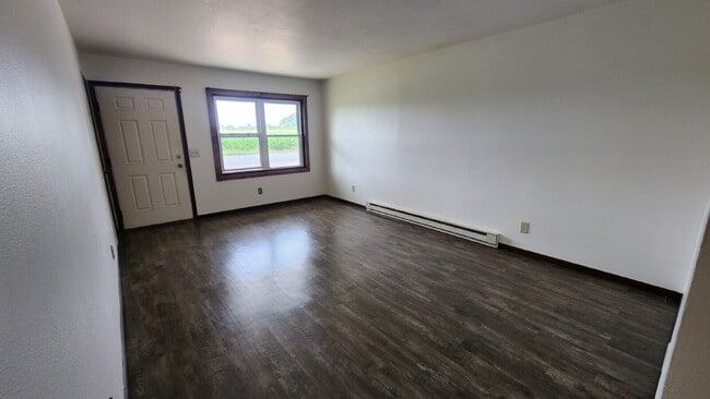 Building Photo - 3 Bedroom Duplex with Attached Garage & La...