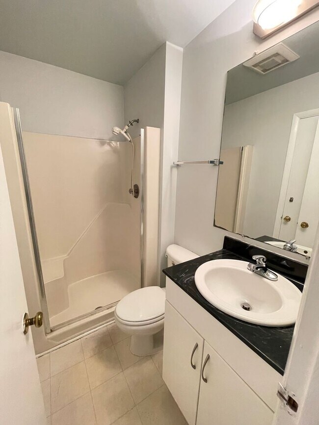 Building Photo - Two BR townhome-style in Chancellor Square...