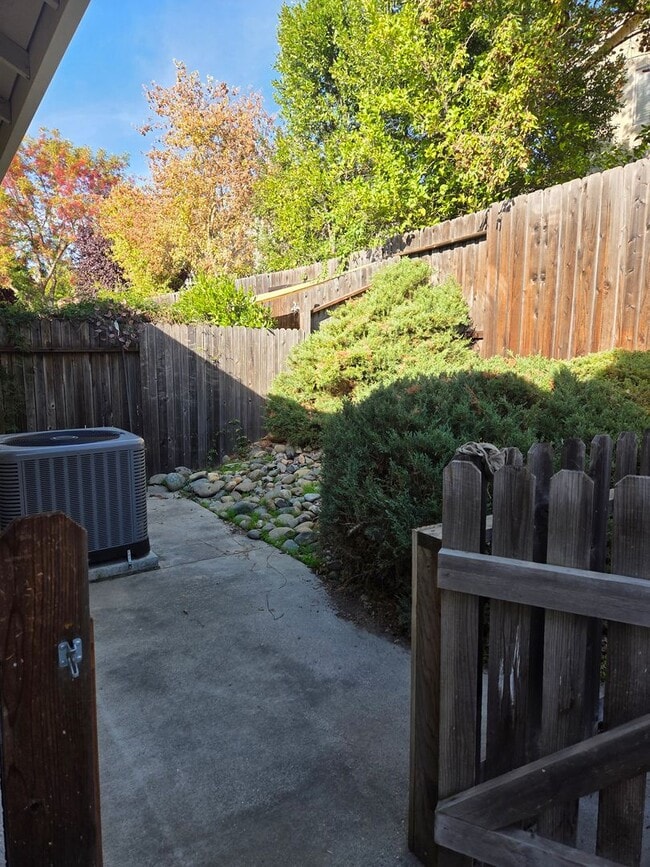 Building Photo - Cobble Hills Community - 3 Bdrm, 2 Bath