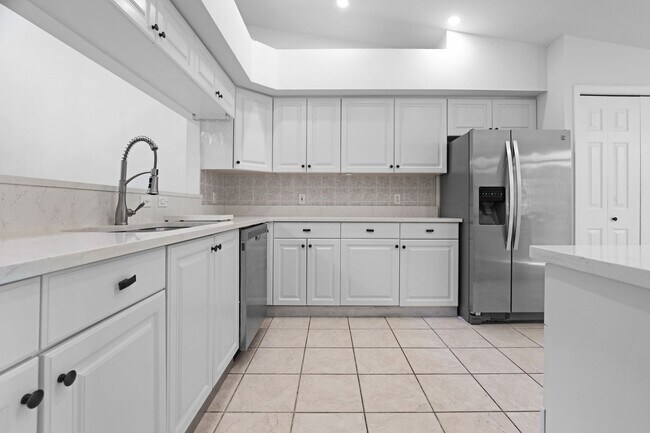 Building Photo - Bright & Airy 3-Bed Home Close to Universi...