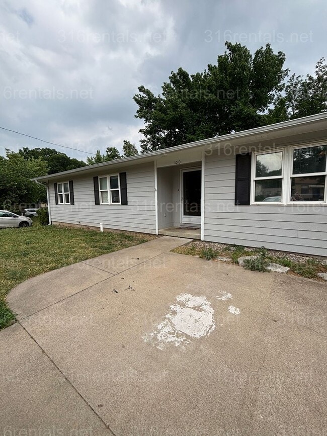 Building Photo - Three bed two bath house available now!