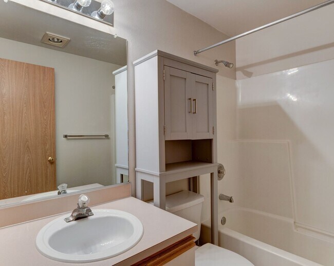 Building Photo - 2-Bedroom 1st Floor Park Place Condo - Wat...