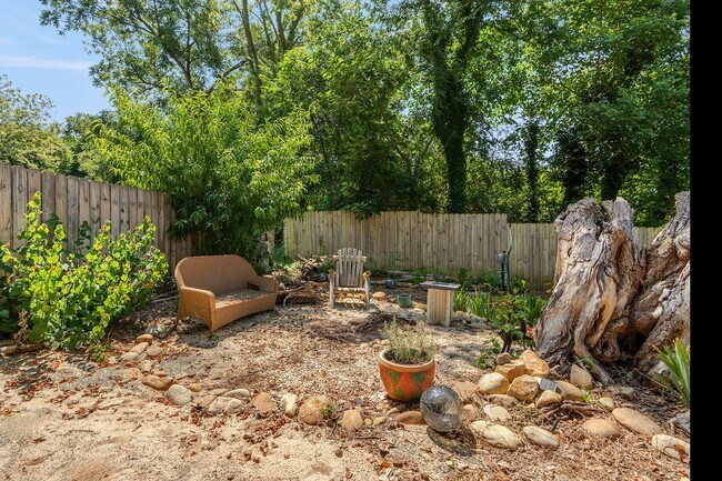 Building Photo - Fully Furnished Cottage in Pittsboro