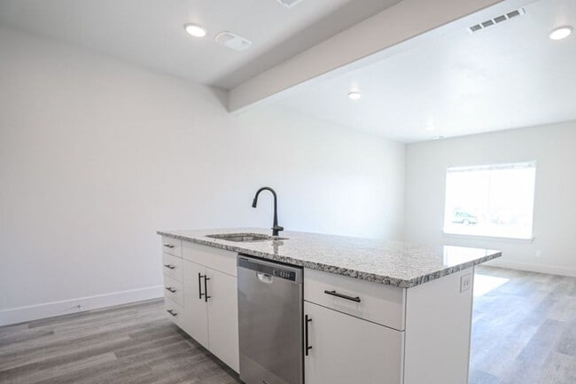 Building Photo - 3 bed, 2.5 bath Summerfield Townhome found in Rexburg! BRAND NEW PAINT THROUGHOUT!!!!