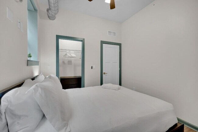 Building Photo - Furnished 2-Bedroom, 2-Bath Apartment near the Medical Campus