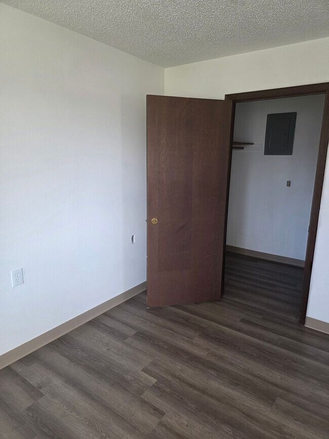 Building Photo - 1409 Belle Plaine