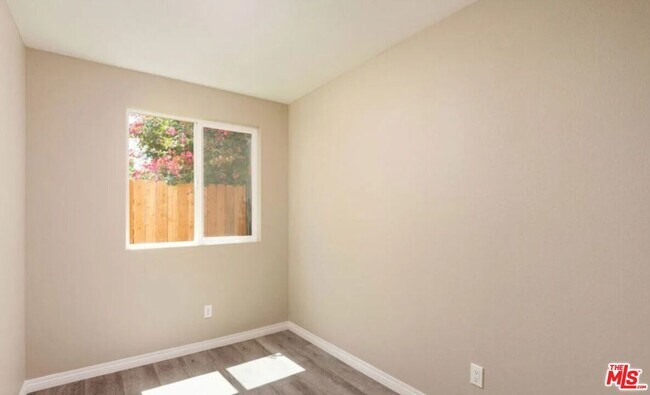 Building Photo - 9219 Langdon Ave