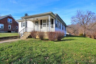 Building Photo - House Close To Campus!