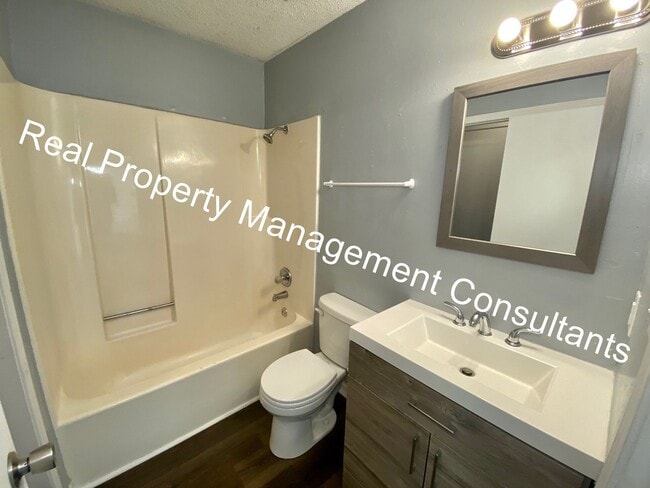 Building Photo - 2 Bedroom in Lee's Summit - Live Security Deposit Free with Obligo