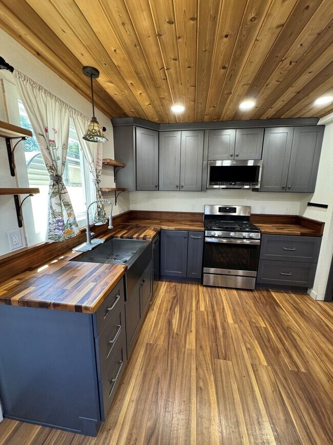 Building Photo - Charming Remodeled Cottage Home in Oak View