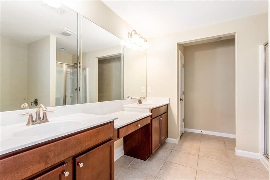 Building Photo - 2105 Greencrest Cir
