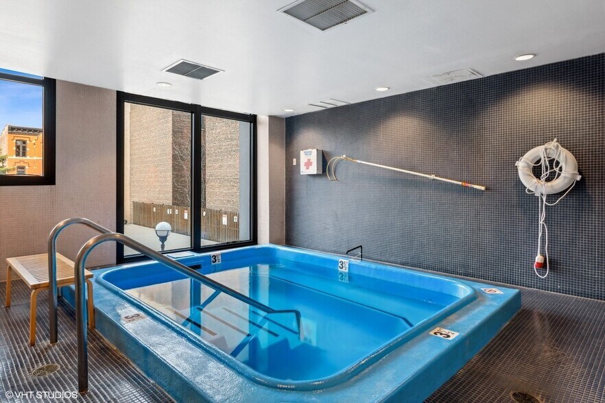 Building Photo - 2020 N Lincoln Park W