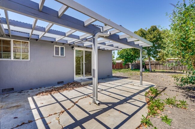 Building Photo - Charming updated 3 bedroom, 1 bathroom hom...