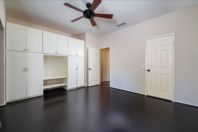 Building Photo - Stevenson Ranch Townhome!  3+2.5+ Loft!  2...