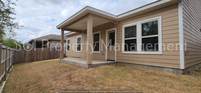 Building Photo - 4 Bedroom Home Ready for Move in!
