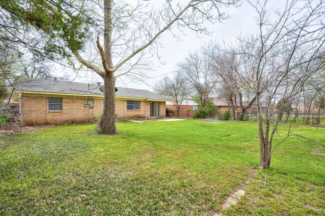 Building Photo - Comfy and Roomy 5 Bedroom 2 Bath Home