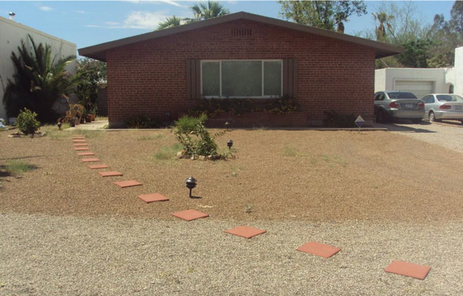 Building Photo - Prime Central Tucson Living: 3BD/2BA with Large Backyard – Mins to U of A & Banner