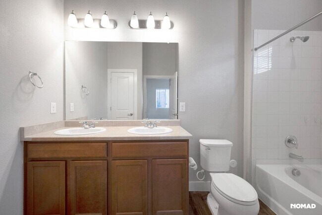 Building Photo - Charming 2BR-2BA Condo in Aurora Town Center