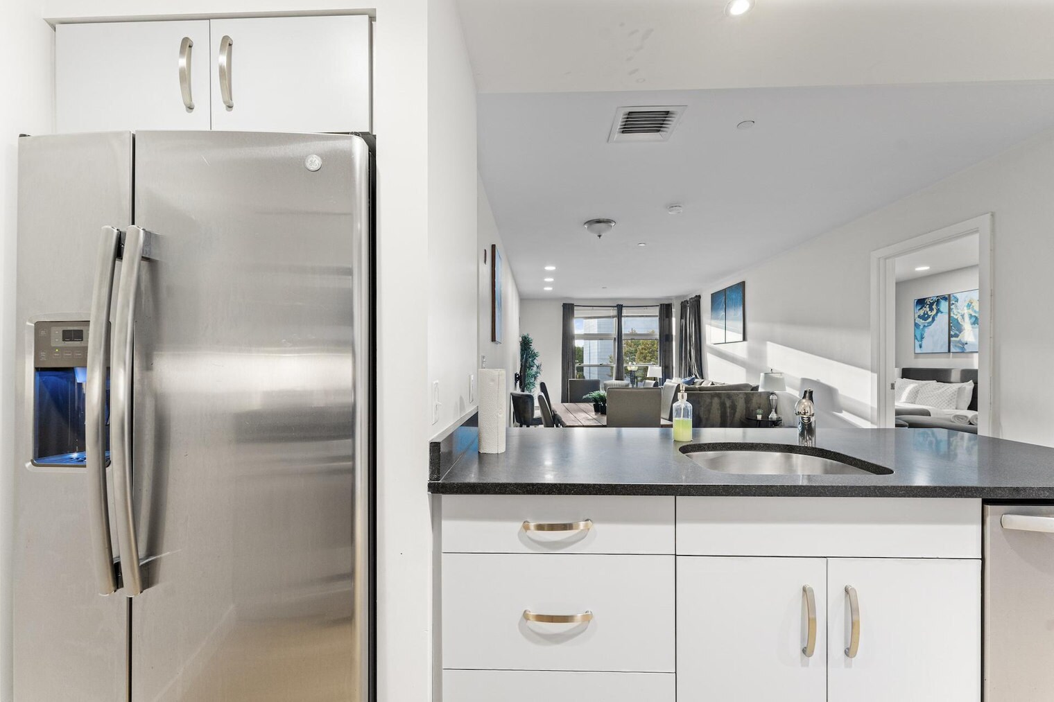 Building Photo - 601 Albany St