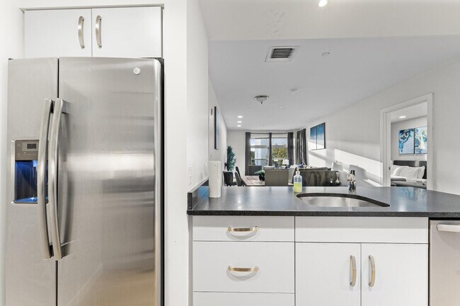 Building Photo - 601 Albany St