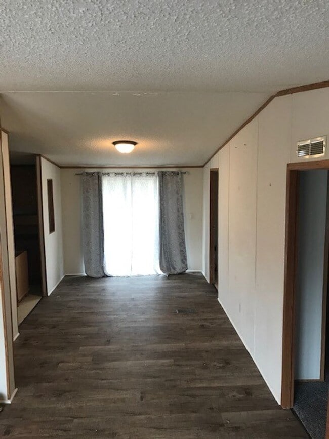 Building Photo - Country Living Close to Town & close to Boone Lake