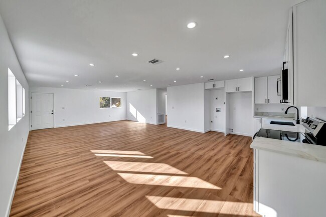 Building Photo - 11845 Hamlin St