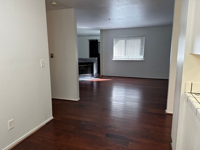 Building Photo - Perfect blend of convenience and comfort 2/2 San Mateo