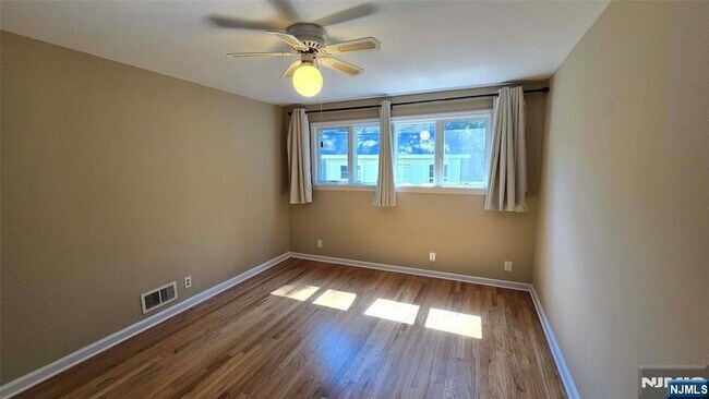 Building Photo - 40 Beechwood Rd