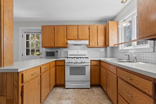 Building Photo - 671 Cornwall Ave