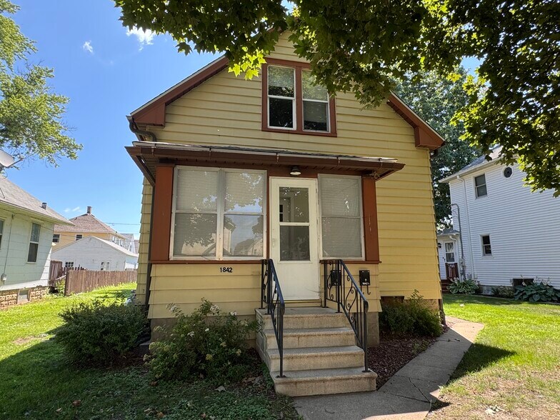 Primary Photo - 1842 4th St