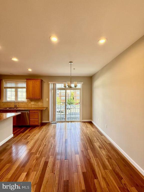 Building Photo - 612 Garden View Square