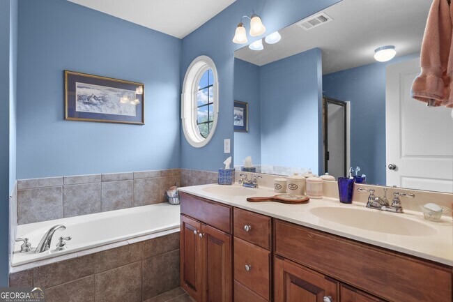 Building Photo - 423 Royal Cres Ln E